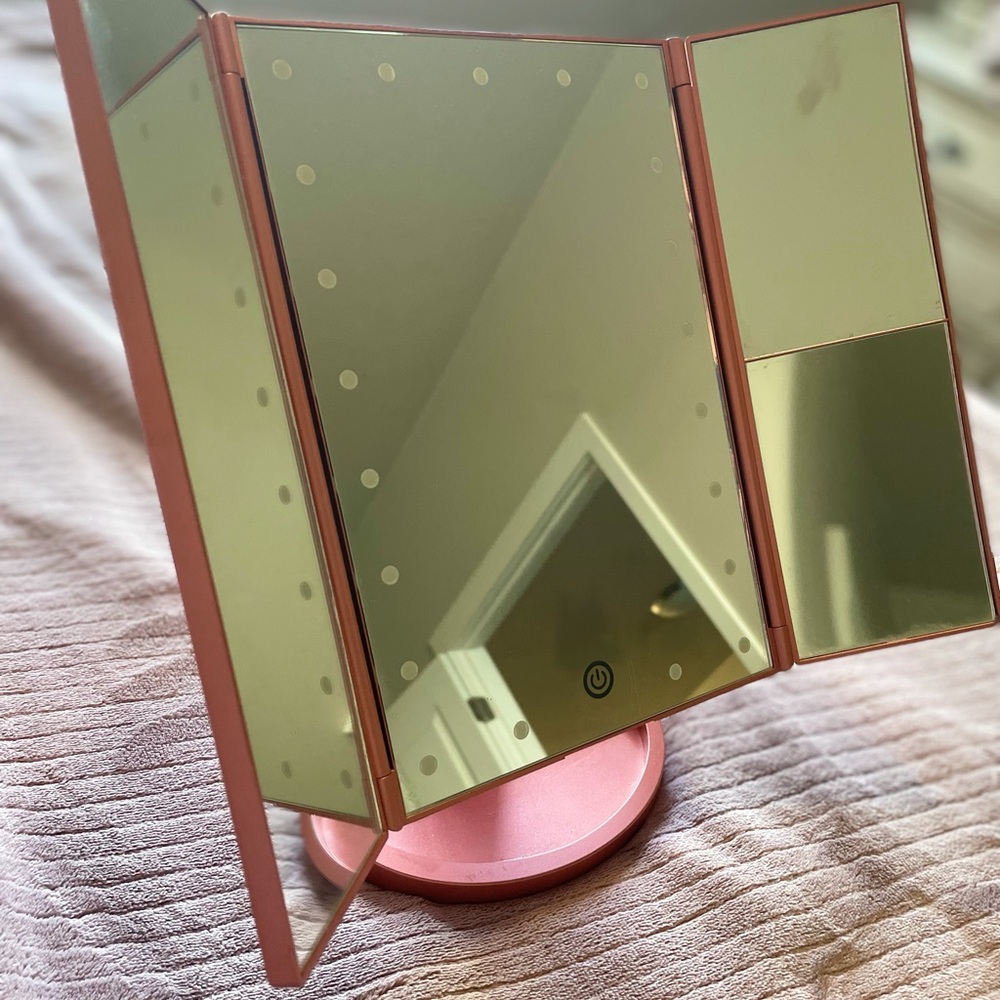 deweisn Tri-Fold Lighted Vanity Mirror